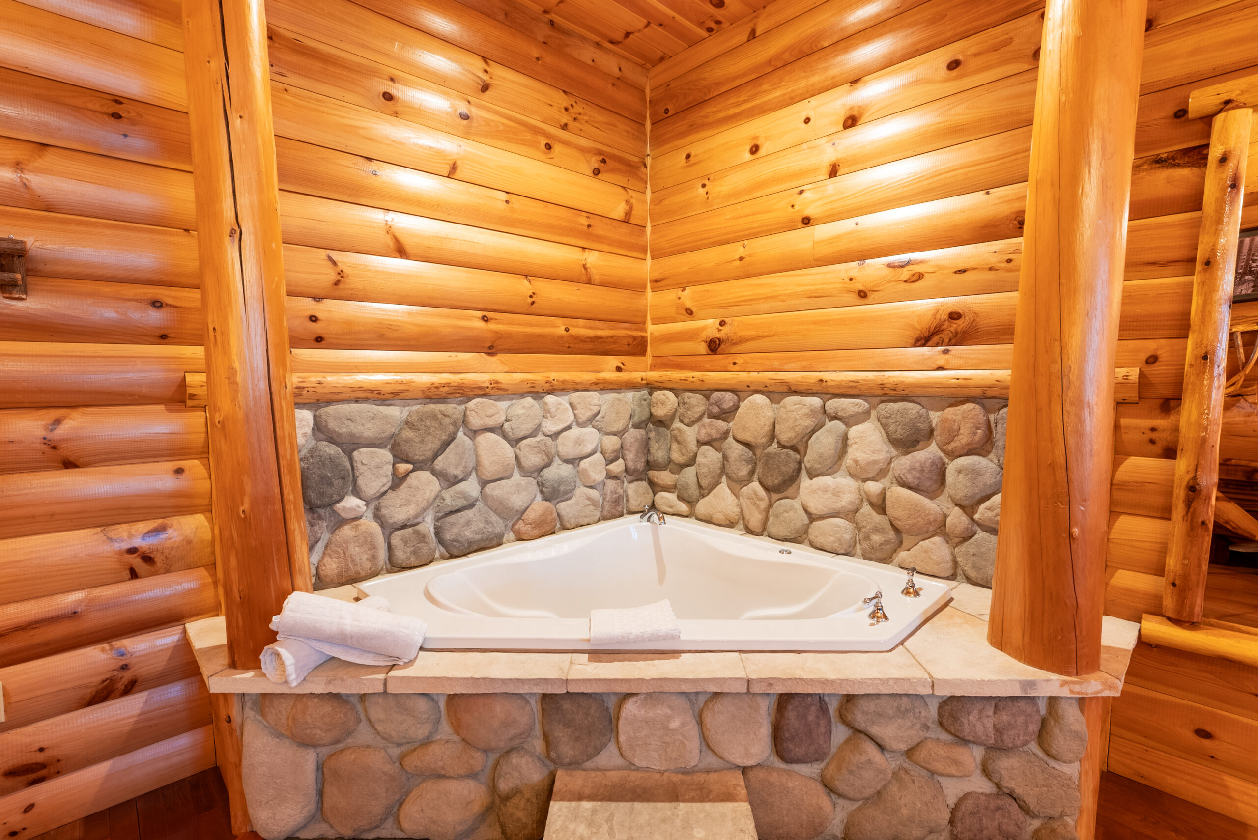 White House Inn Maine Lodge Cabin Hot Tub